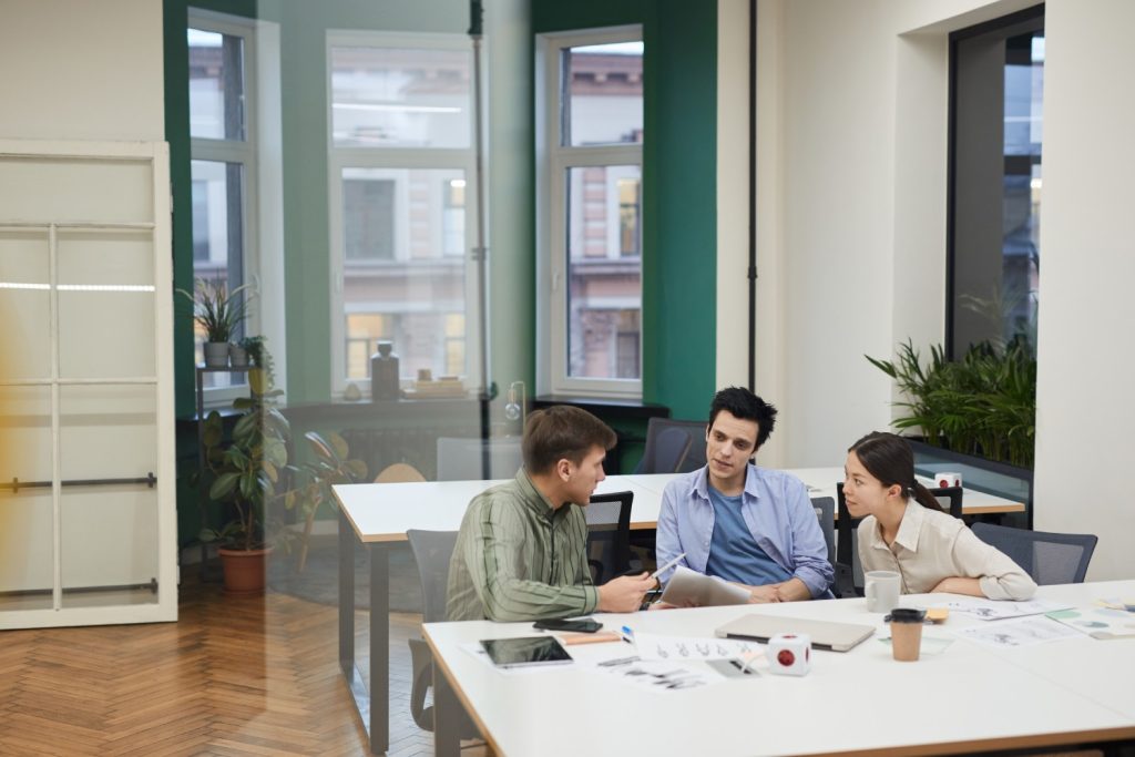 5 claves para fomentar un ambiente de trabajo positivo y productivo. Comunicación, reconocimiento, colaboración, crecimiento y equilibrio.