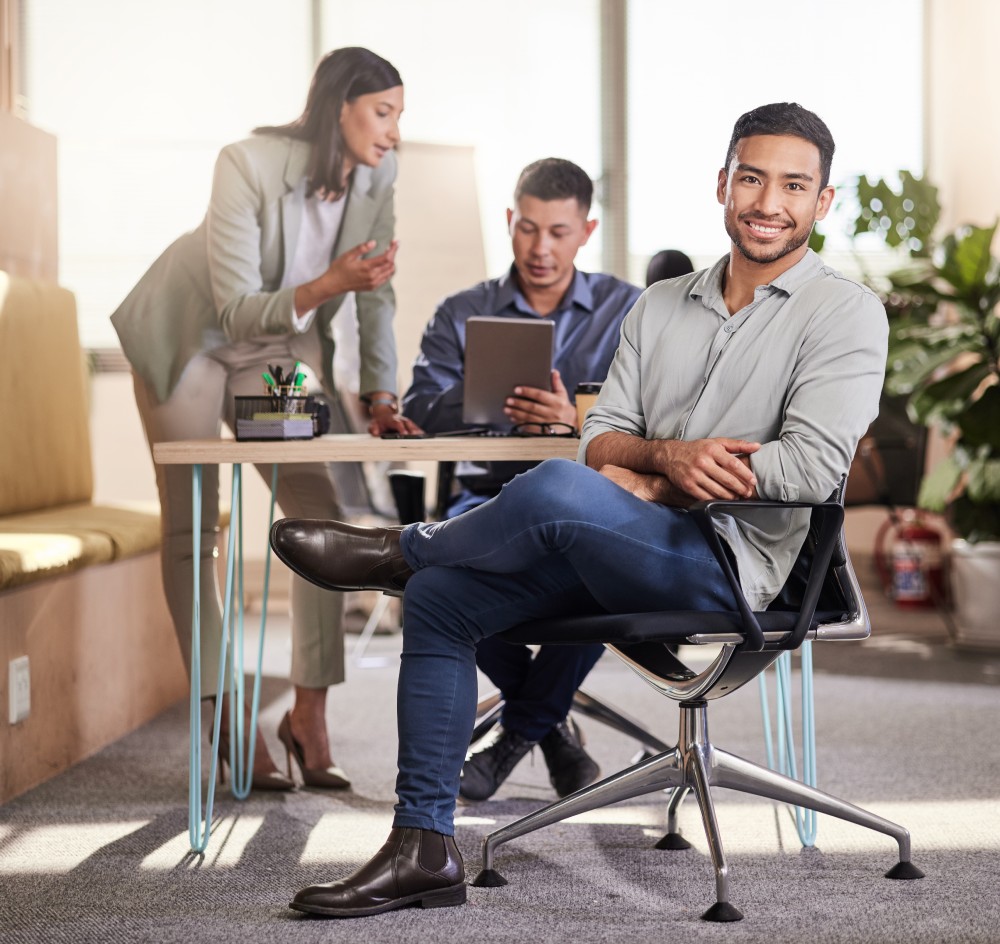 Un ambiente de trabajo positivo, donde la colaboración y la felicidad son la norma, contribuye significativamente a reducir la rotación de personal.