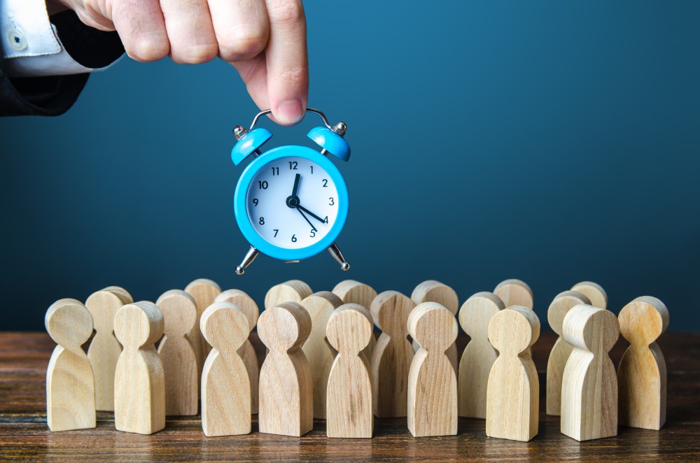 Optimizando el tiempo de contratación: Un equipo unido trabajando para agilizar el proceso y encontrar al talento adecuado más rápido.