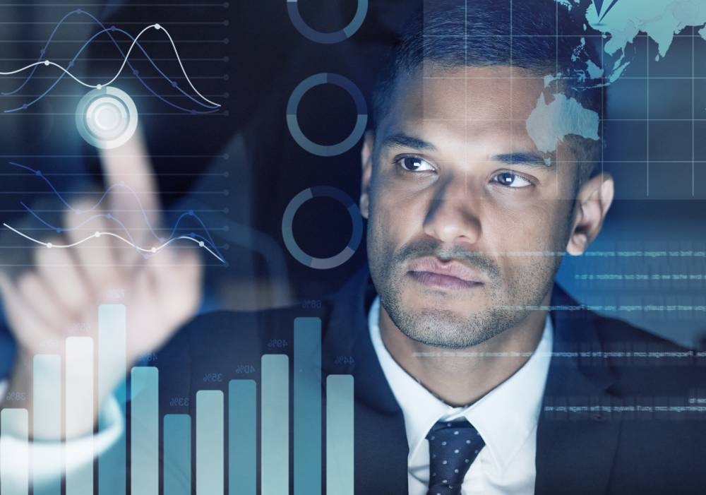 Un profesional de recursos humanos analiza datos predictivos para identificar las necesidades de capacitación y prevenir la rotación de personal.